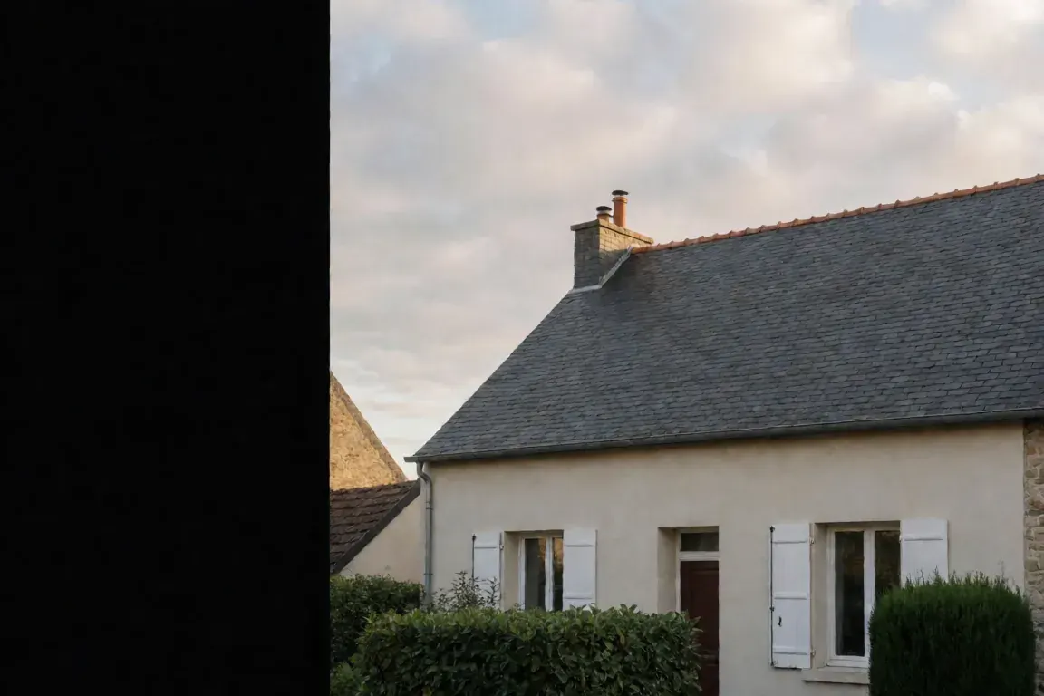 Maison à toiture en ardoise